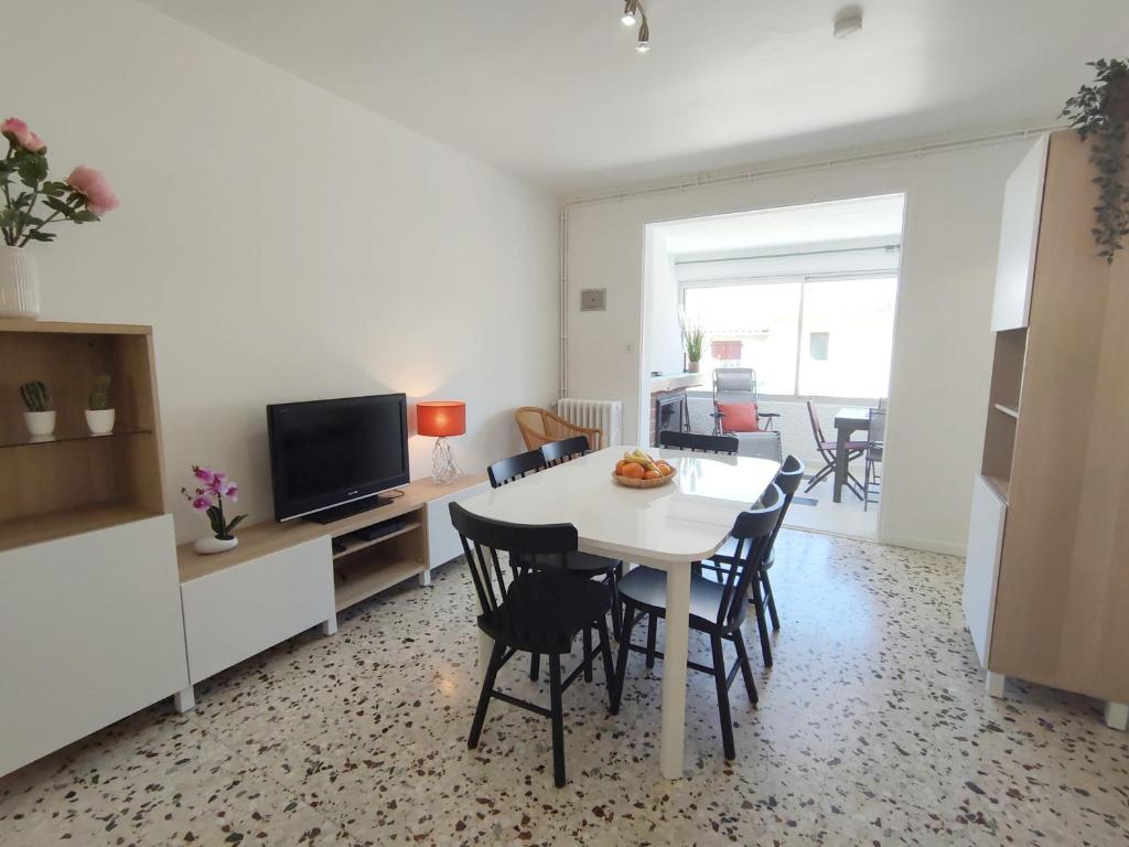 Televízia a/alebo spoločenská miestnosť v ubytovaní Maison T4 lumineuse avec jardin, à 10 min des Thermes, classée 3 étoiles, centre-ville de Balaruc-les-Bains - FR-1-503-164