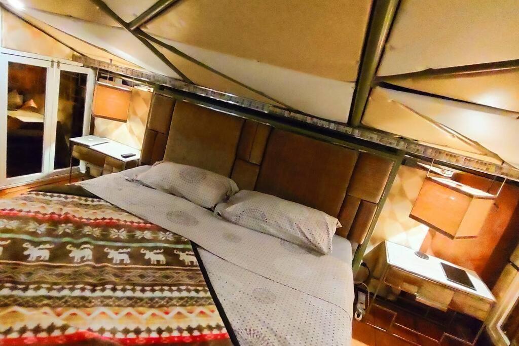 Zimmer mit einem großen Bett in einem Zimmer mit in der Unterkunft The Panorama Penthouse Daraga in Locsin
