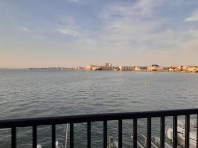 un balcón con vistas a un cuerpo de agua en Bahama Princess Condos, en Ocean City