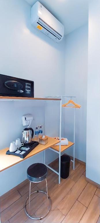 Kuchyň nebo kuchyňský kout v ubytování Front One Hotel Pasir Koja Bandung