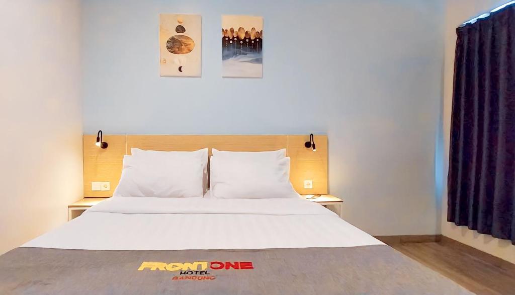 Postel nebo postele na pokoji v ubytování Front One Hotel Pasir Koja Bandung
