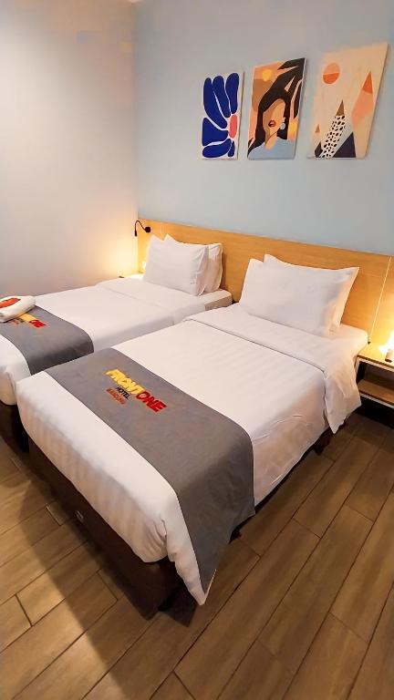 Postel nebo postele na pokoji v ubytování Front One Hotel Pasir Koja Bandung