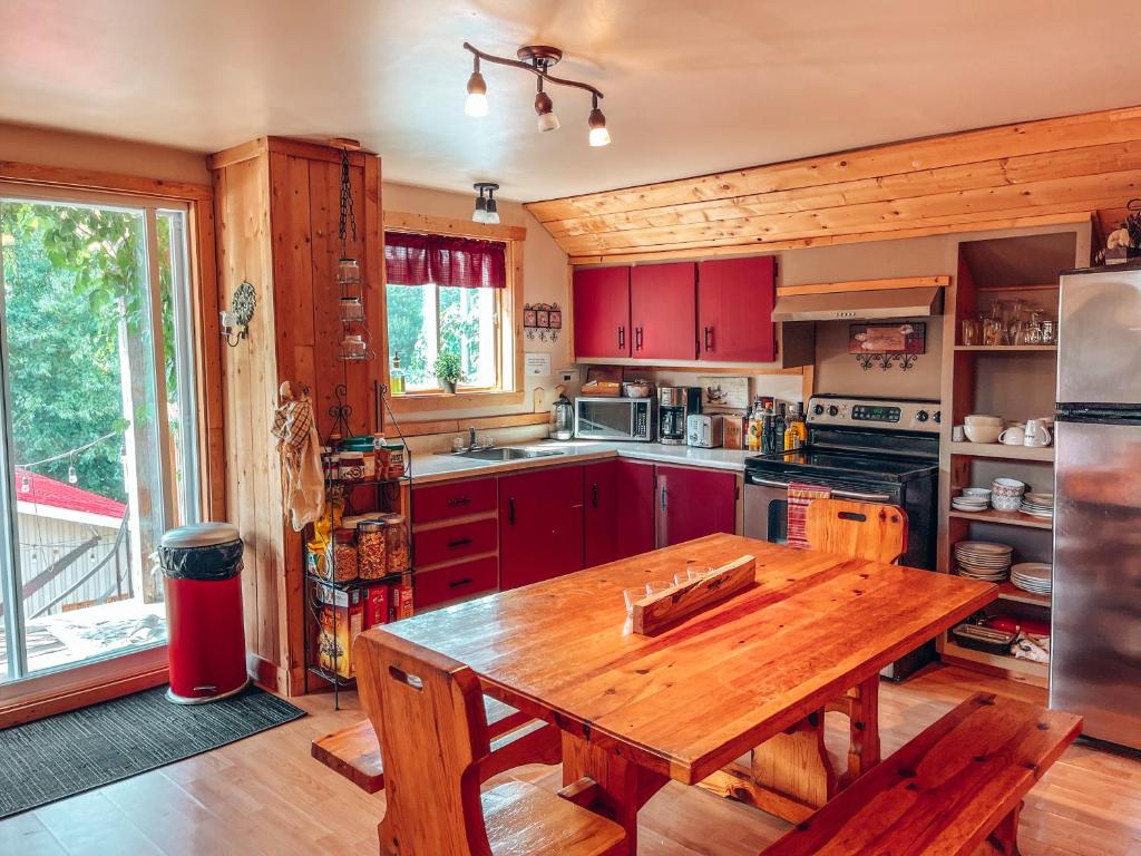 Kuchyň nebo kuchyňský kout v ubytování Gîte B&B du Village