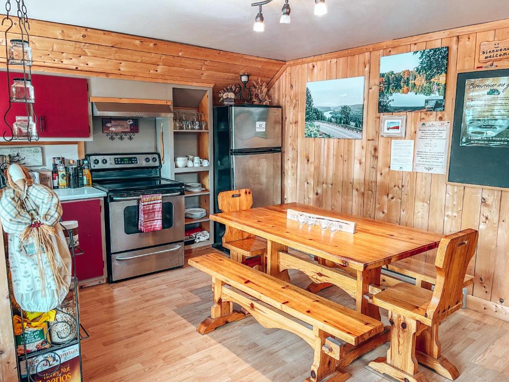 Kuchyň nebo kuchyňský kout v ubytování Gîte B&B du Village