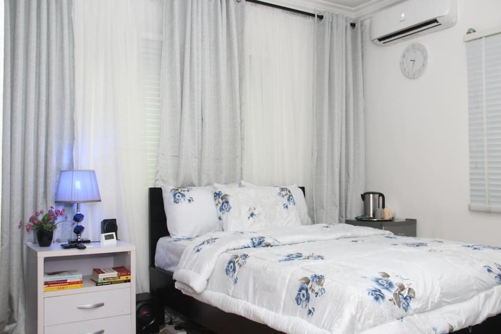 Postel nebo postele na pokoji v ubytování 1 Bedroom Entire APT - Kitchen - Wi-Fi