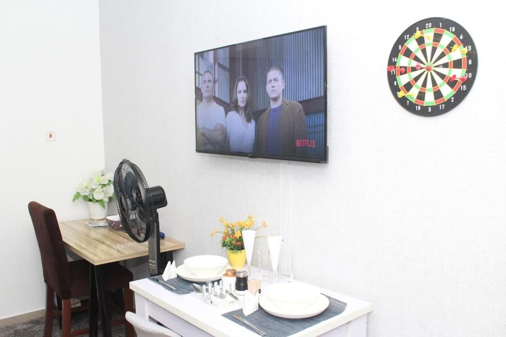 TV a/nebo společenská místnost v ubytování 1 Bedroom Entire APT - Kitchen - Wi-Fi