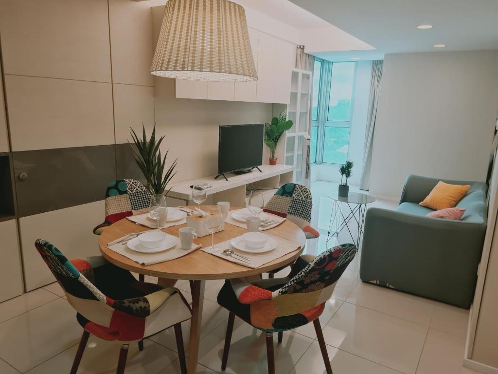 y sala de estar con mesa de comedor y sillas. en Verve 2Bedroom 2to6pax Kuala Lumpur near Midvalley MegaMall, en Kuala Lumpur