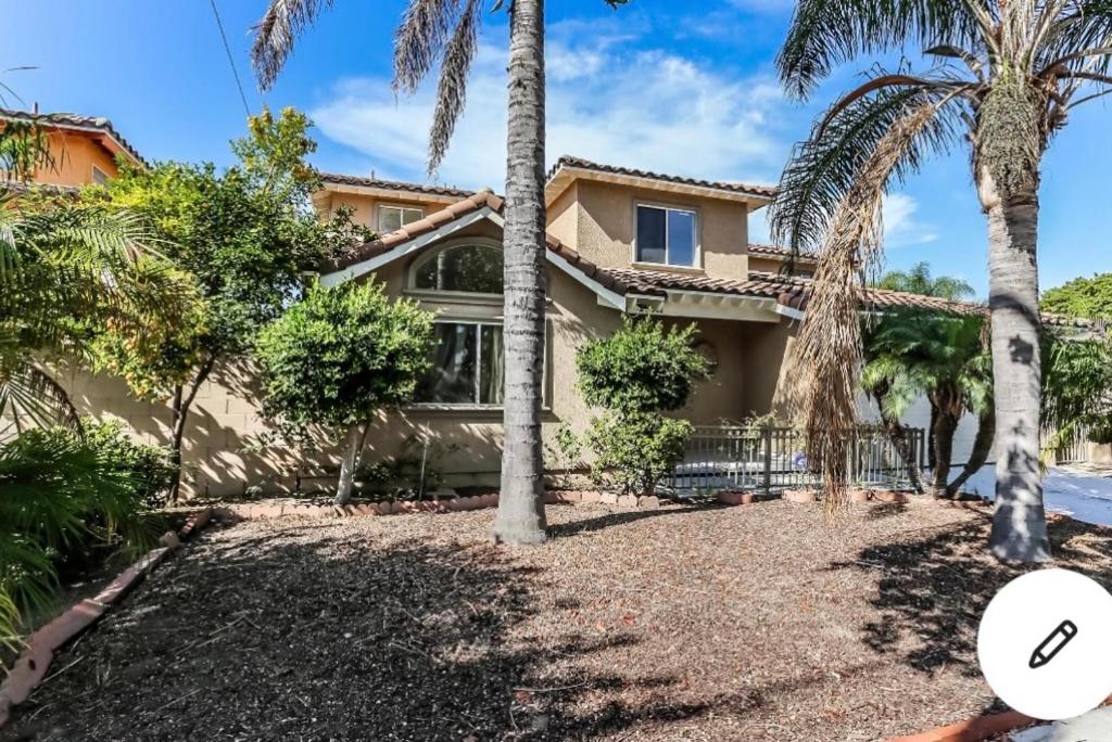Lomita的住宿－Shabby chic abode in Los Angeles ca，前面有棕榈树的房子