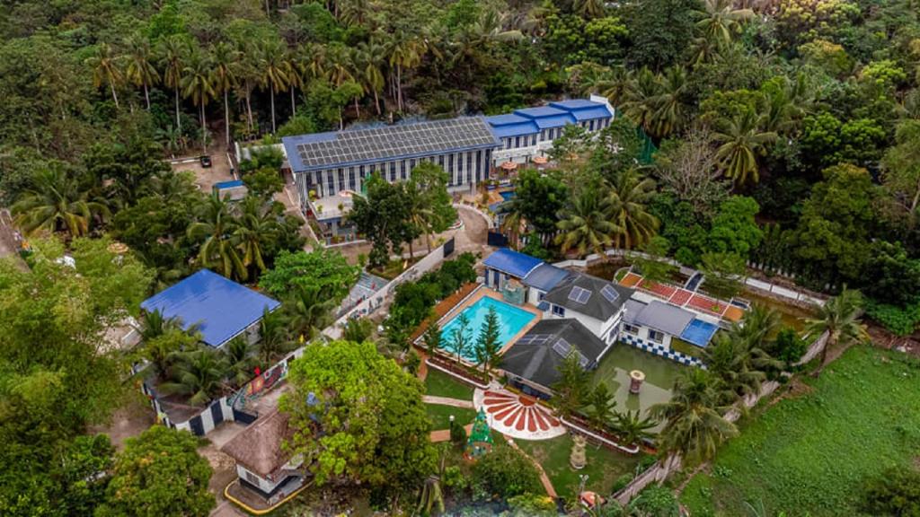 una vista aérea de una casa con piscina en Carcar Eco Farm Resorts, en Carcar
