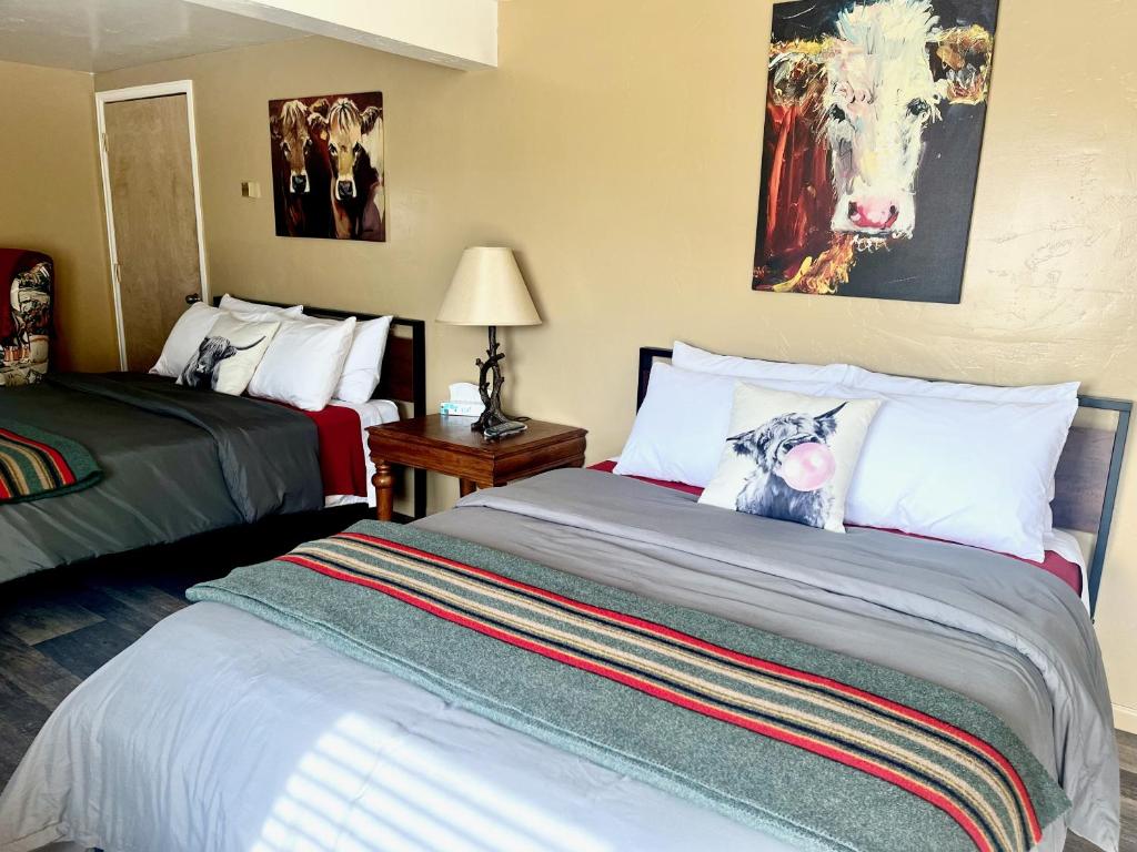 een hotelkamer met 2 bedden in een kamer bij Lodge at Poncha Springs in Salida