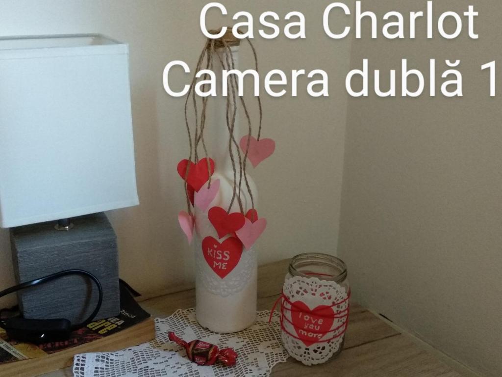 um vaso com corações em cima de uma secretária em Casa Charlot em Brasov