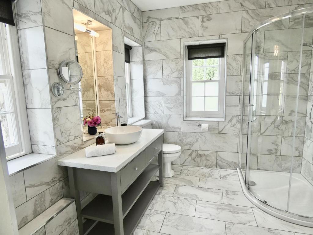 y baño con lavabo y ducha. en The Mount Somerton Apartments - Somerset Private, Peaceful & 400 mtres from the village, en Somerton