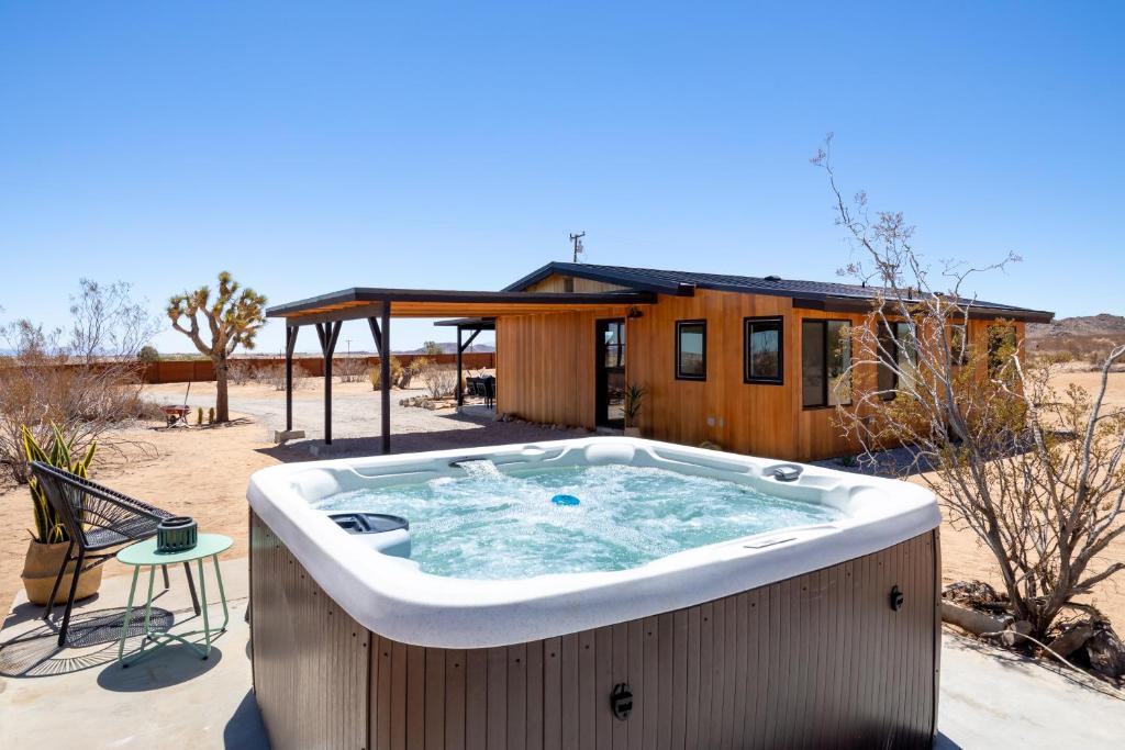 Remote, Hot Tub, Cowboy Pool, Hammocks في Sunfair Heights: حوض استحمام ساخن أمام منزل في الصحراء