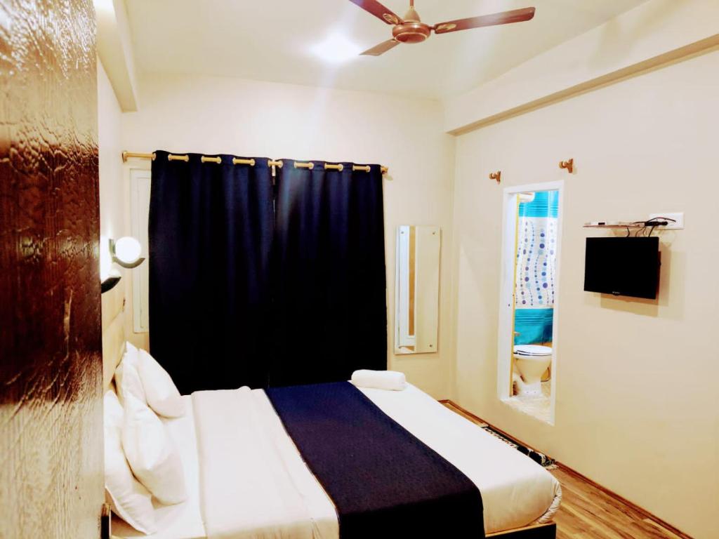 ein Schlafzimmer mit einem Bett mit einem schwarzen Vorhang in der Unterkunft GULSHAN PALACE in Srinagar