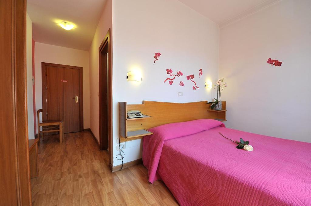 Postel nebo postele na pokoji v ubytování Hotel Astor