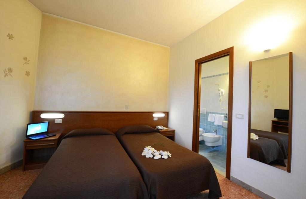 Postel nebo postele na pokoji v ubytování Hotel Astor
