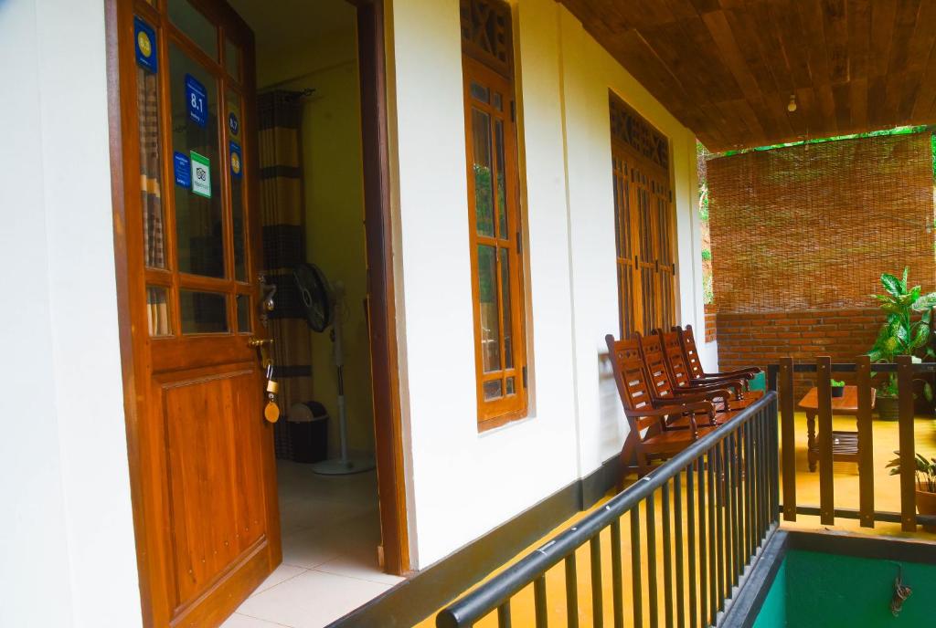 Bazén v ubytování Madushanka Resort nebo v jeho okolí