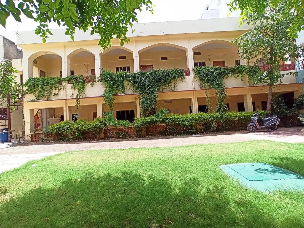 Hotel Marudhar Pushkar في بوشكار: مبنى فيه اللبي ينمو من جانبه