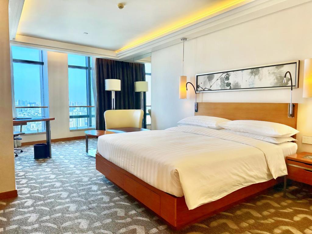 Postel nebo postele na pokoji v ubytování Swissotel Foshan, Guangdong - Free shuttle to Canton Fair