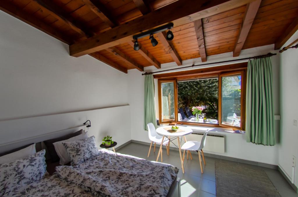 uma sala de estar com um sofá, uma mesa e uma janela em Rustico al Sole - Just renewed 1bedroom home in Ronco sopra Ascona em Ronco sopra Ascona