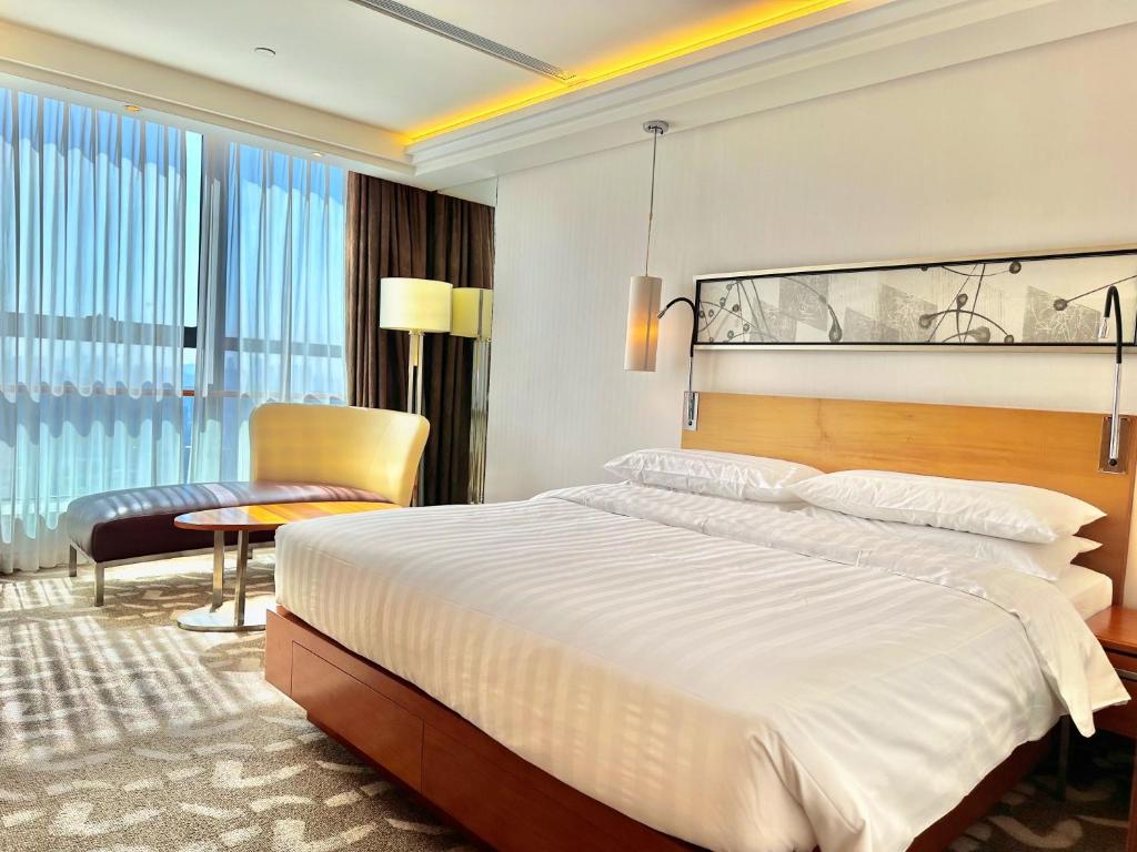 Postel nebo postele na pokoji v ubytování Swissotel Foshan, Guangdong - Free shuttle to Canton Fair