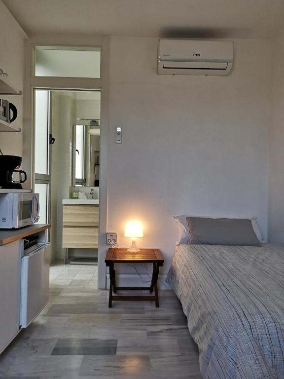 Postel nebo postele na pokoji v ubytování White Room Alameda