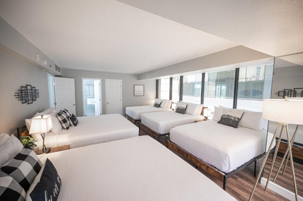 um quarto com três camas e um sofá em Stay Together Suites em Las Vegas