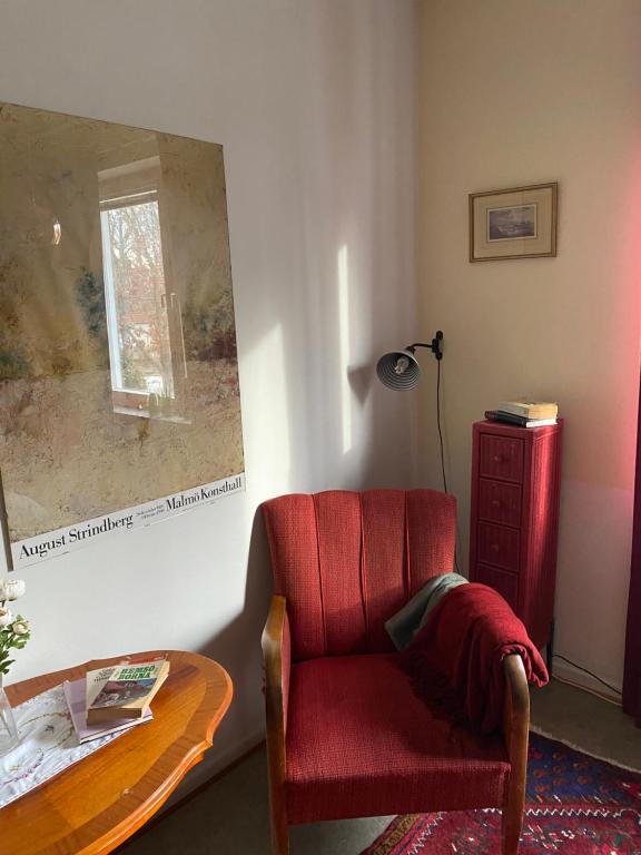 Posezení v ubytování Bed and books på Österlens Gästhärbärge
