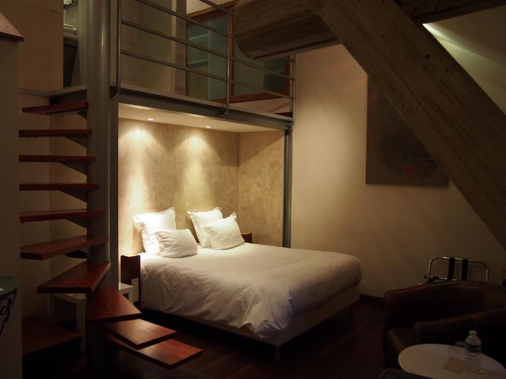Ein Bett oder Betten in einem Zimmer der Unterkunft Logis Hôtel Les Pages