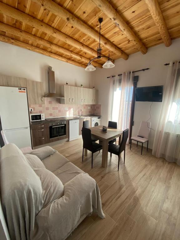 sala de estar con sofá y mesa en Casa Juan, en Gea de Albarracín