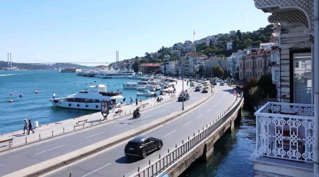 uma ponte sobre um rio com barcos na água em İstanbul Bebek Yalı em Istambul