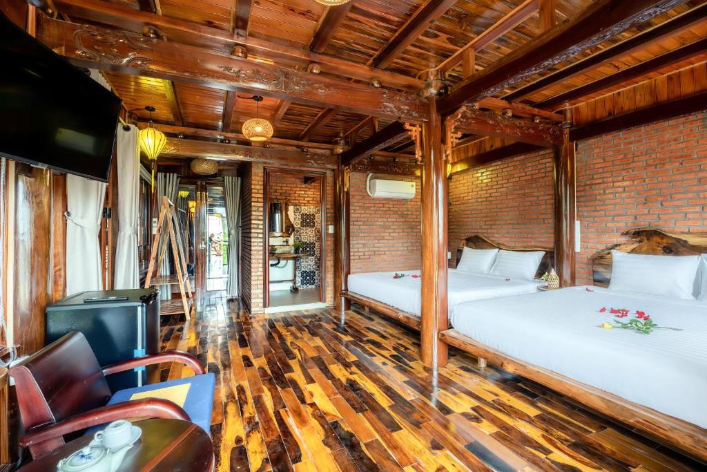 Postel nebo postele na pokoji v ubytování Eco Wooden villa Hoi An