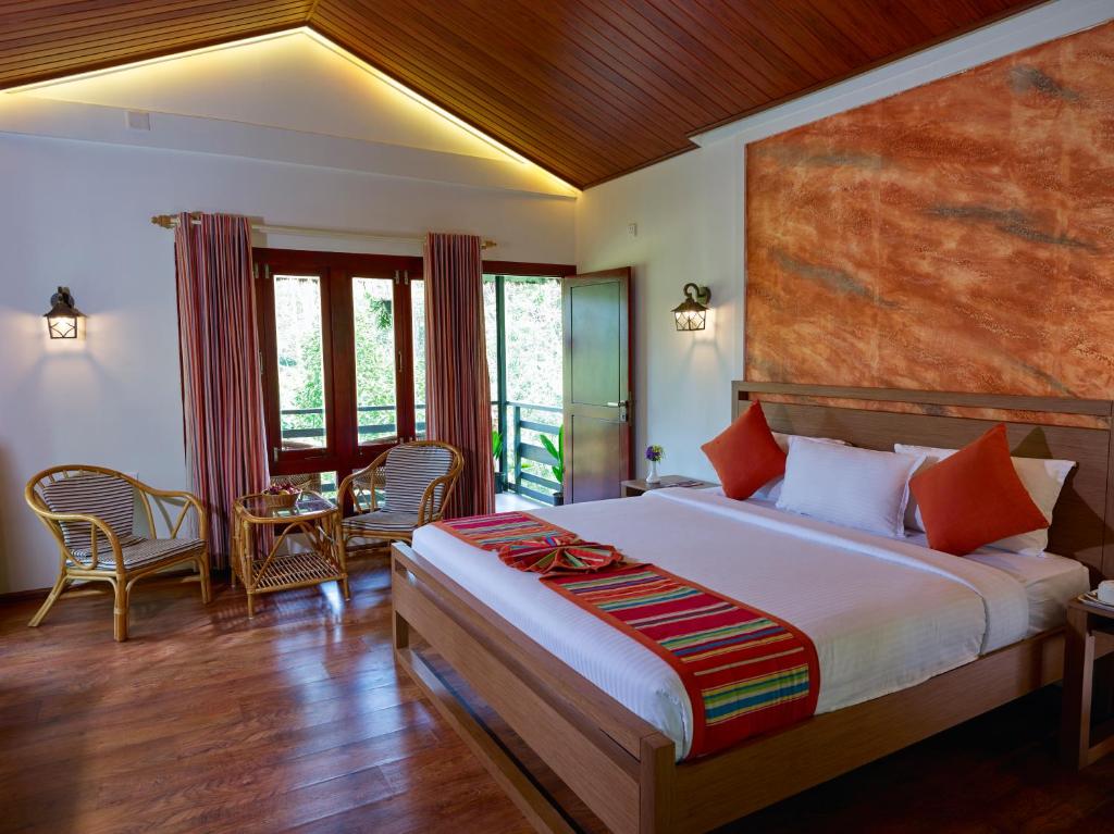 Postel nebo postele na pokoji v ubytování The Woods Resorts Wayanad