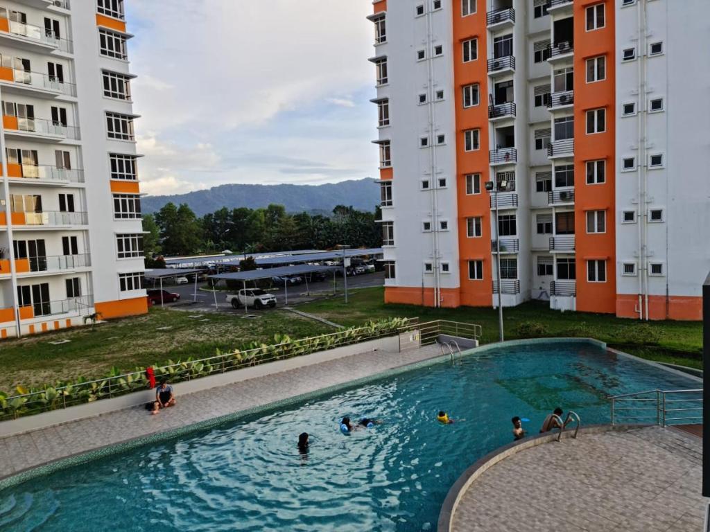 Bazén v ubytování RHR Deluxe GuestHouse Kinarut Papar Sabah - Pool View nebo v jeho okolí