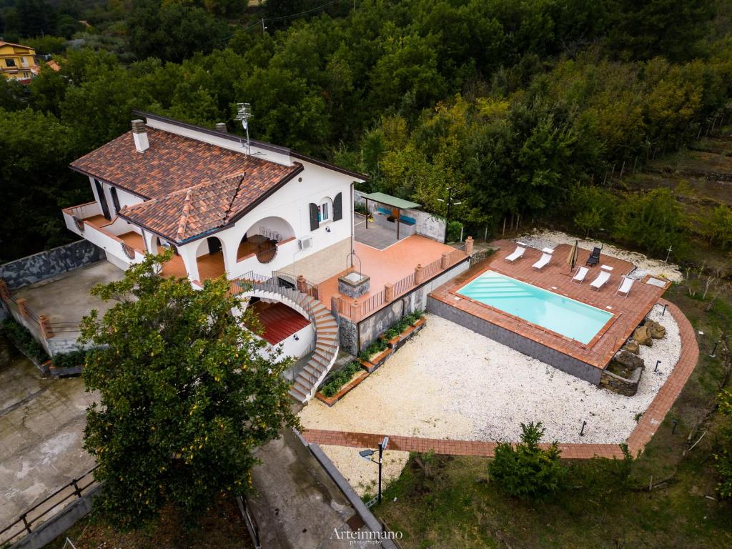 een luchtzicht op een huis met een zwembad bij Tenuta Carbone - Con piscina e parcheggio privato in Mascali