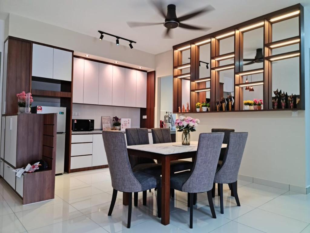 帕帕爾的住宿－RHR Deluxe GuestHouse Kinarut Papar Sabah - Pool View，厨房以及带桌椅的用餐室。