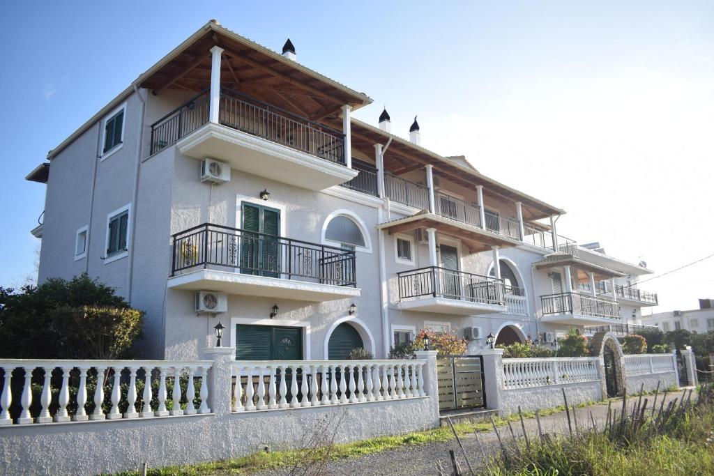 アギオス・ゲオルギオスにあるVilla Nefeliの大白い家