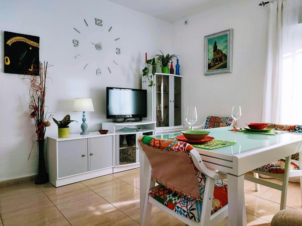 A television and/or entertainment centre at Apartamento La flor de Mayo