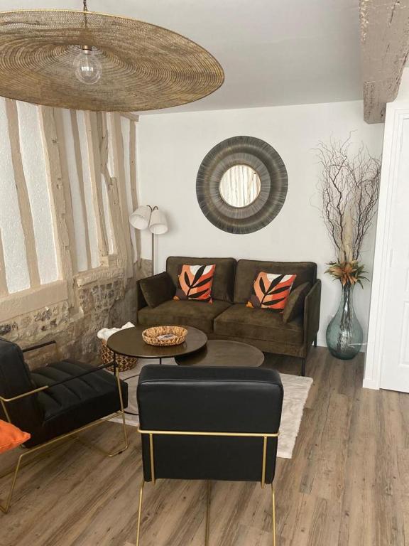 un salon avec un canapé et une table dans l'établissement Le Duplex d'Au Sans Pareil -, à Honfleur