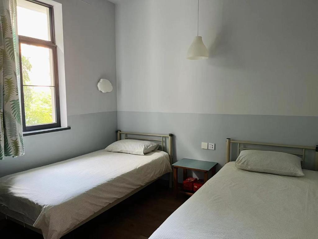 Postel nebo postele na pokoji v ubytování Shenzhen Loft Youth Hostel