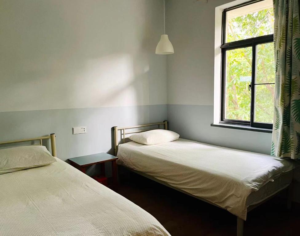Postel nebo postele na pokoji v ubytování Shenzhen Loft Youth Hostel
