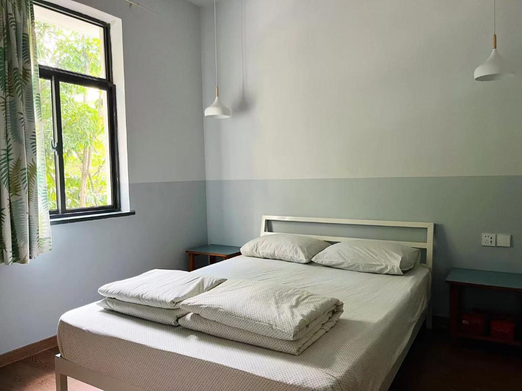 Postel nebo postele na pokoji v ubytování Shenzhen Loft Youth Hostel