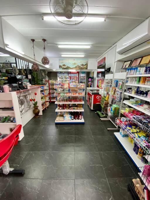Supermarket nebo jiné obchody v  apartmánu nebo okolí