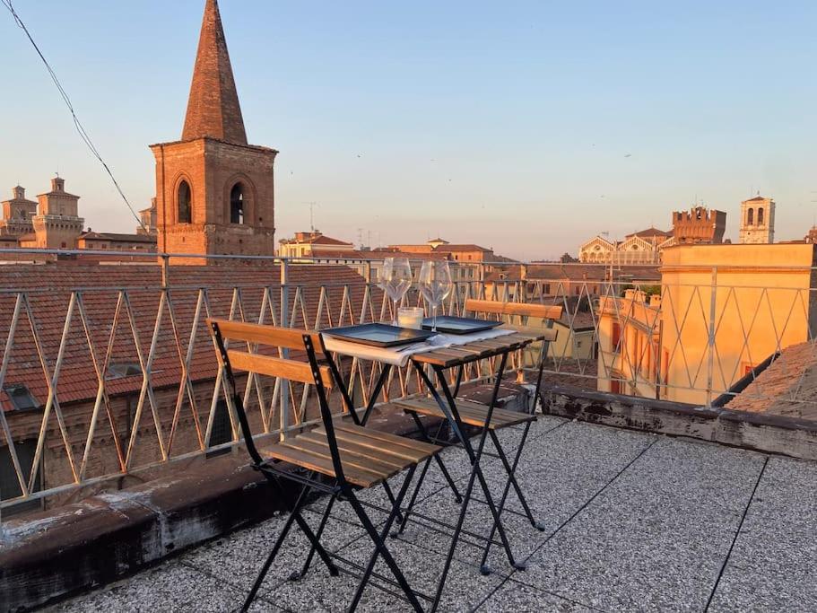 uma mesa e cadeira sentados no topo de um telhado em TRILOCALE DUOMO + TERRAZZO panoramico cond. em Ferrara
