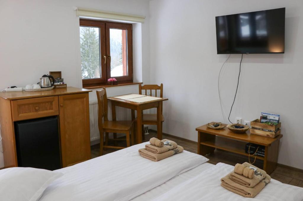Postel nebo postele na pokoji v ubytování Casa de oaspeti Kinga's Crown