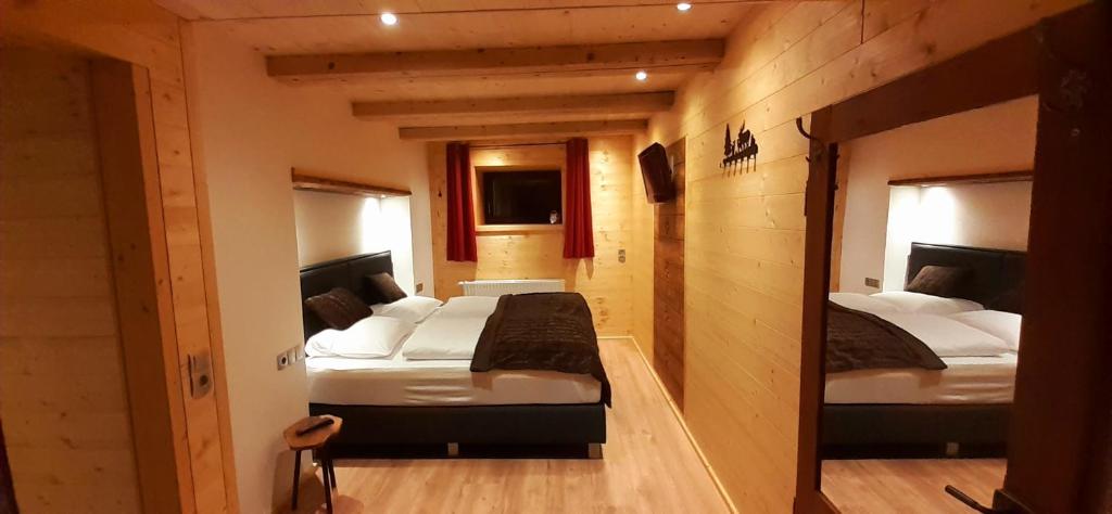 Postel nebo postele na pokoji v ubytování Alpen Lodge Berwang