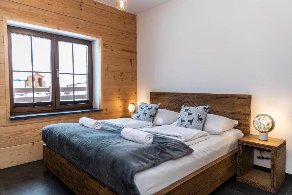 Postel nebo postele na pokoji v ubytování APARTAMENT No 2 MOUNTAIN VIEW Sauna Priv z ogrodem okolice Zakopane Czorsztyn Kluszkowce