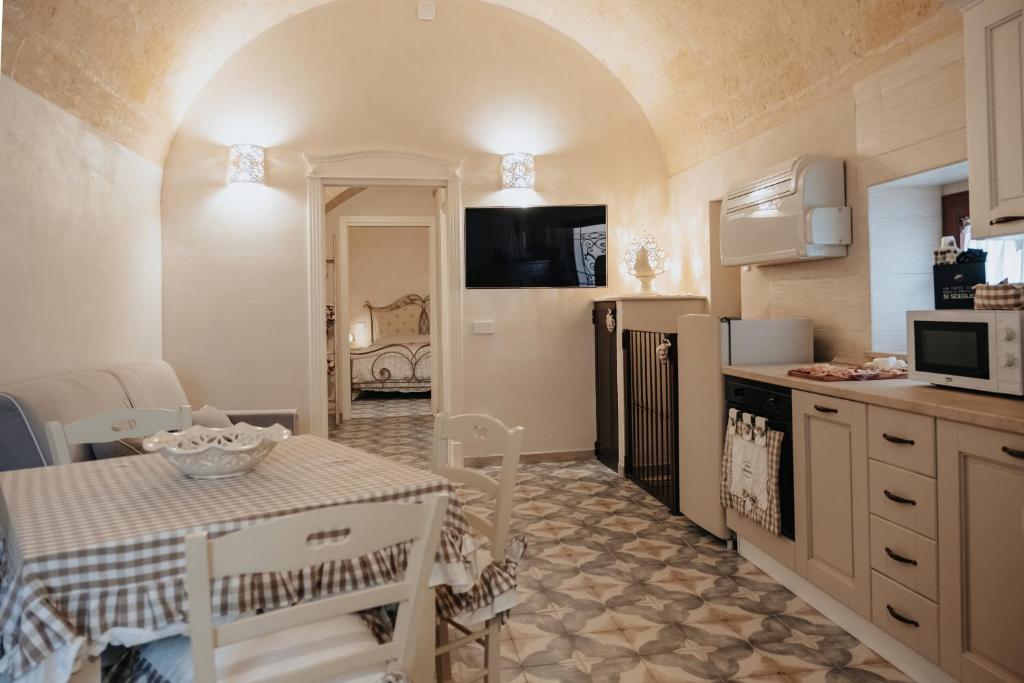 - une cuisine avec une table et un comptoir dans l'établissement Casa Menodda, à Grottaglie