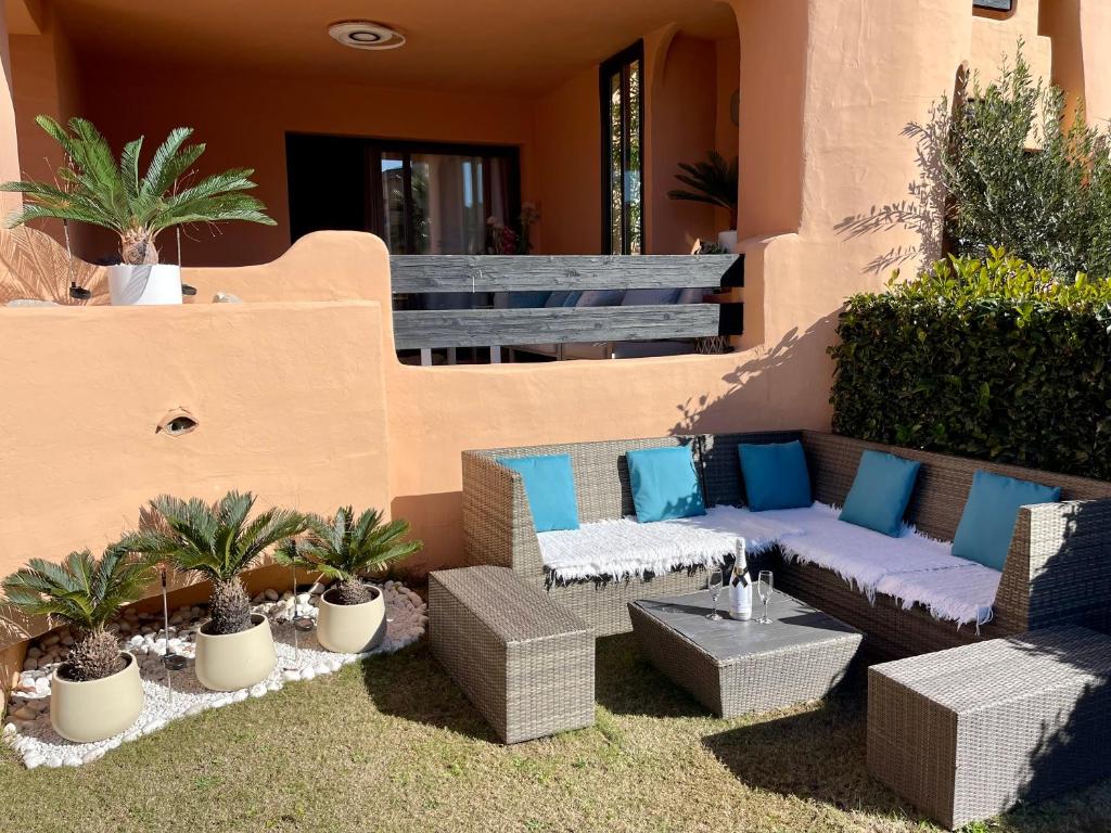 Posedenie v ubytovaní Casares Beach Golf Apartment With Private Garden Direct Pool Access
