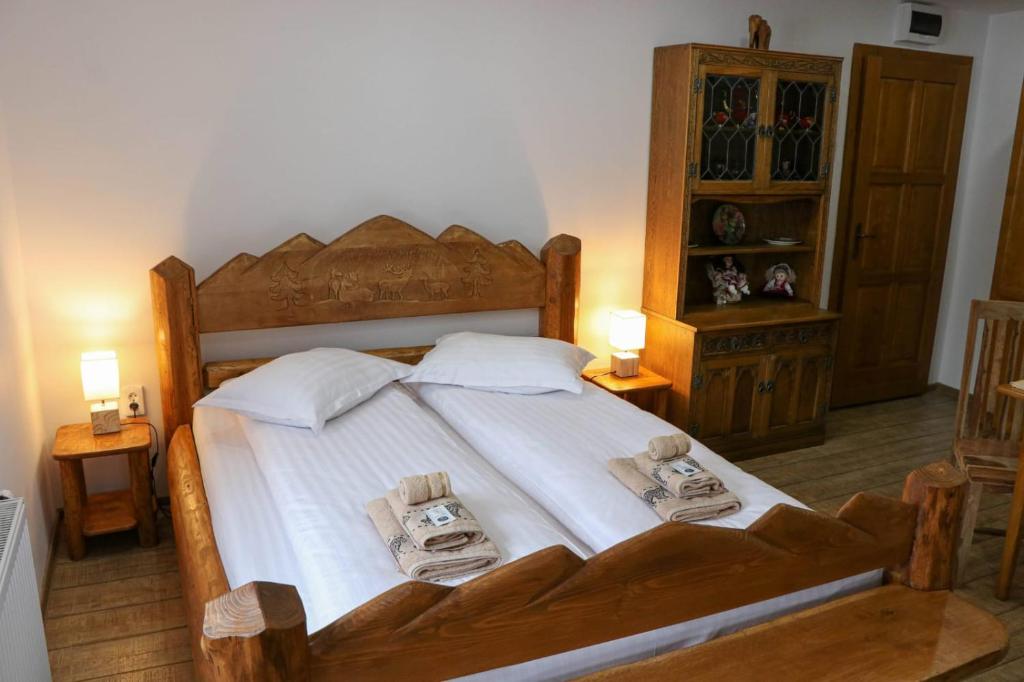 Postel nebo postele na pokoji v ubytování Casa de oaspeti Kinga's Crown